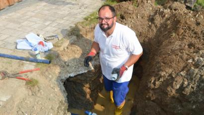 Bild: dob
Wassermeister Markus Süss ist auf dem Gelände des städtischen Freibads damit beschäftigt einen Wasserrohrbruch zu reparieren.
