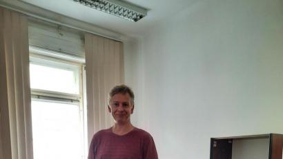Bild: exb/Riedl
Matthias Riedl packt in seinem Büro in Budapest Kartons.