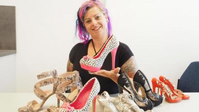 Bild: bl
Schuhe sind die große Leidenschaft von Nadine Deinlein. Aus der Schwäche für hochhackige Exemplare will sie nach einem Auftritt bei Antenne Bayern eine Stärke machen.