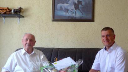 Bild: fsb
Bürgermeister Schaller (rechts) gratuliert dem ehemaligen Gemeinderatsmitglied zum Ehrentag.