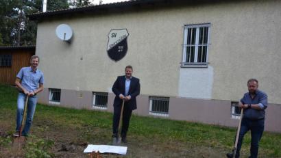 Bild: jr
Mit dem symbolischen Spatenstich ist jetzt die behindertengerechte Erweiterung des SV-Sportheims zum neuen Dorfmittelpunkt für Steinmühle und Pleußen begonnen worden. Von links SV-Vorsitzender Stefan Andörfer, Bürgermeister Stefan Grillmeier und Günther Deinzer.