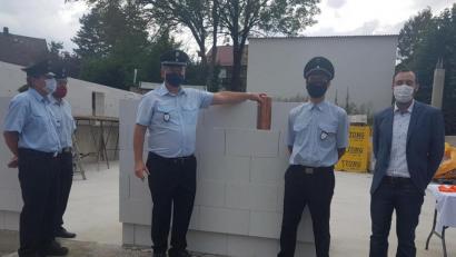 Bild: gi
Bürgermeister Armin Bulenda, der Vorsitzende der Feuerwehr Burgtreswitz Kilian Völkl und Kommandant Peter Hartinger (von rechts) setzen den Grundstein mit einer Zeitkapsel aus Kupfer.