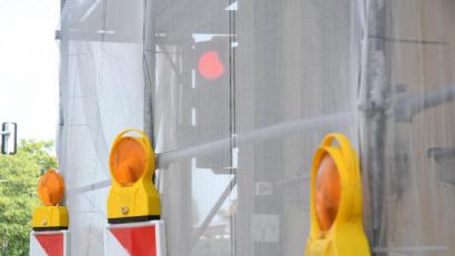 Bild: Gabi Schönberger
Hinter einem riesigen Netz leuchtet diese Ampel an der Eschenbacher Kreuzung hervor. Klar zu sehen ist das rote Licht nicht mehr.