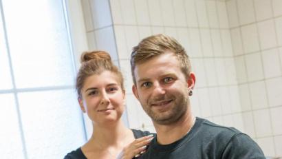 Bild: vsr
Dominik probiert schon einmal den Gastro Gasgrill im „Fire & Kitchen“. Seine Freundin Katharina steht bei seiner neuen Herausforderung hinter ihm und unterstützt ihn tatkräftig.