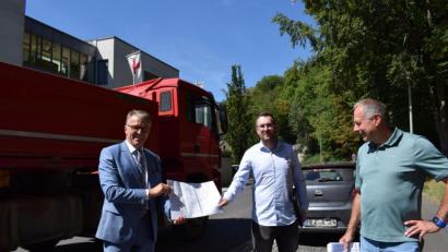 Bild: szl
Mitte August starten die Bauarbeiten für die Erdgas-Hauptleitung in der Mühlbühlstraße beim BRK-Seniorenheim Haus Mühlbühl. Damit es zu keinem Verkehrschaos kommt, wird der Schwerlastverkehr großzügig umgeleitet. Die Bayernwerk-Mitarbeiter Karl Schwanitz und Tobias Henfling (von rechts) setzten die Bitte von Bürgermeister Franz Stahl gerne um.
