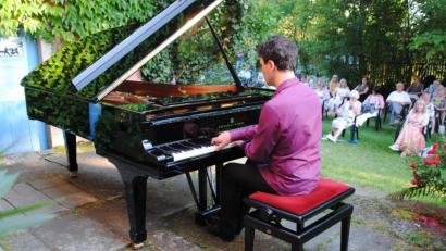 Bild: gge
Kunstgenuss im Pfarrgarten. Die Zuhörer lauschen Vadim Chaimovich teils mit geschlossenen Augen