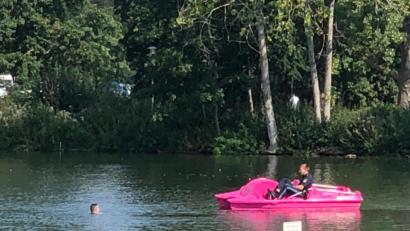 Bild: Polizei Mittelfranken
Die Polizei hat in Nürnberg einen Mann aus dem Wöhrder See geholt - per rosa Tretboot.