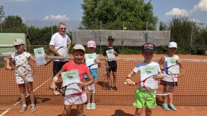 Bild: hae
Mit Abstand, aber freudestrahlend stellten sich die Teilnehmer zum Siegerfoto auf. Für die Kinder war das Tenniscamp der DJK eine willkommene Abwechslung in den Sommerferien. Links hinten: Übungsleiter Herbert Madl.