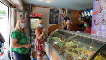 Bild: sne
Bei den sommerlichen Temperaturen kommt vielen Menschen die kalte Köstlichkeit gerade recht.