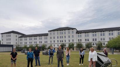 Bild: Oppitz/OTH Amberg-Weiden/exb
Joschi Hofmann, Jan Mišák, Stefan Ries, Daniel Schultes, Martin Glogger, Jasmin Bösl, Bettina Beutner, OTH-Präsidentin Andrea Klug und Sophie Spies (von links) bei der ersten konstituierenden Sitzung des neugewählten Studentischen Konvents der OTH Amberg-Weiden.