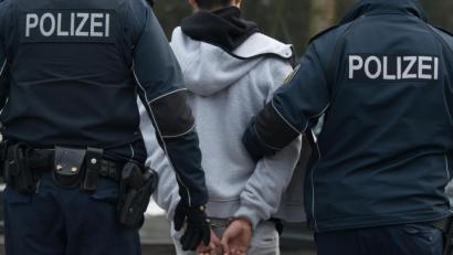 Symbolbild: Armin Weigel/dpa
Der Deutsche Journalisten-Verband (DJV) hält daran fest, dass die Nennung der Nationalität von Tatverdächtigen und Straftätern in Medien die Ausnahme bleiben muss und nicht zur Regel werden darf.