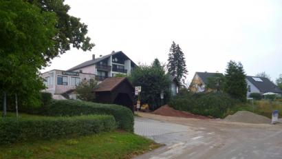 Bild: Hans-Peter Schmucker, ALE Oberpfalz/exb
Der Straßenbereich bei der Bushaltestelle in Adlholz wird im Zuge der Dorferneuerung neu geordnet.