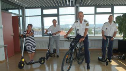 Bild: gib
E-Fahrzeuge machen gute Laune. Man muss aber wissen, wie man richtig mit ihnen umgeht. Das war am Dienstag die Botschaft von (von rechts) Polizeirat Andreas Schieder, dem Oberpfälzer Polizeivizepräsidenten Thomas Schöniger, Verkehrswacht-Bezirksvorsitzenden Gernot Schötz und Schauspielerin Inge Faes.