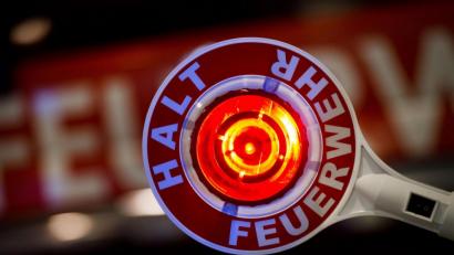 Symbolbild: Arno Burgi/dpa
Die Feuerwehr wird nach Luhe-Wildenau gerufen, dort brennen Dienstagabend Batterien.