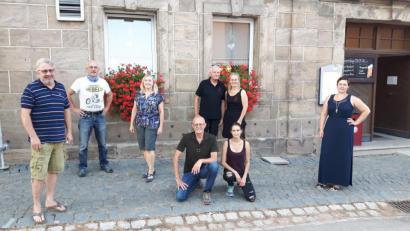 Bild: lrh
Der neue Vorstand von "Samba Secco": (stehend, von links) Karlheinz Schultes (Kassenprüfer), Michael Schraml (Beisitzer), Barbara Perl (Kassenverwalterin), Alexander Roth (stellvertretender Vorsitzender), Birgit Roth (Kassenprüferin), Christina Konz (stellvertretende Schriftführerin) sowie (sitzend, von links) Reinhard Scharf (Vorsitzender) und Franziska Scharf (Schriftführerin).