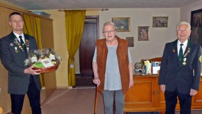 Bild: R. Kreuzer
Der Jubilarin Sieglinde Nordgauer gratulieren Gerhard Ermer (links) und Erwin Rößler.