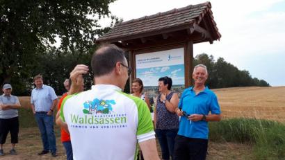 Bild: pz
Die neuen Informationstafeln am Anton-Hart-Wanderweg sind jetzt den Wanderwegepaten der Stadt Waldsassen vorgestellt worden. Bürgermeister Bernd Sommer erschien zum Termin mit dem Fahrrad im "Waldsassen"-Trikot.