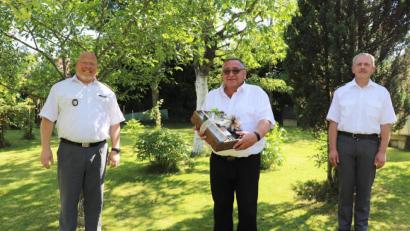 Bild: BRK-Kreisverband/exb
BRK-Kreisbereitschaftsleiter Christian Stahl und Stellvertreter Richard Frank gratulieren BRK-Ausbildungsbeauftragten Richard Wagner (Mitte) zum 60. Geburtstag.