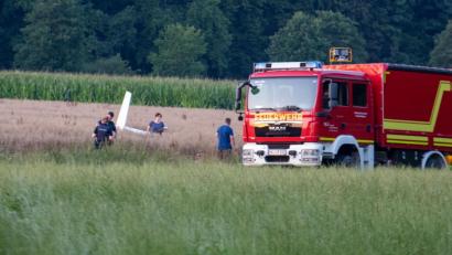 Bild: Stefan Puchner/dpa
Einsatzkräfte arbeiten an der Absturzstelle von einem Kleinflugzeug.