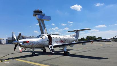 Bild: Frank Reinke
Die Pilatus PC-12 ist wieder auf dem Nürnberger Flughafen stationiert, von wo aus sie in den kommenden Tagen wieder zu Zielübungen über die Truppenübungsplätze Grafenwöhr und Hohenfels startet. Auffällig ist die besondere Leonardo-da-Vinci-Lackierung.