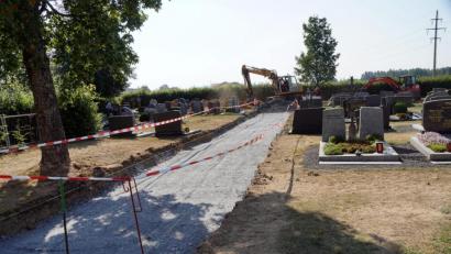 Bild: bkr
Der Frostschutz für einen Teil der neuen Gehweg auf dem Friedhof Immenreuth ist bereits eingebracht.