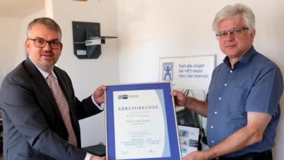 Bild: mab
IHK-Geschäftsführer Markus Huber (links) überreicht Firmeninhaber Dipl.-Ing. Erich Böhm die Ehrenurkunde der Industrie- und Handelskammer Regensburg zum Jubiläum.