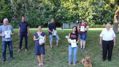 Bild: kro
Der Handballclub Tirschenreuth ehrte langjährige Mitglieder. Unser Bild zeigt (von links) Robert Ducheck, Vorsitzender Thomas Kurzeck, Heidi Ascherl, Felix Krämer, Tanja Eckl mit Hund Bruno, Katharina Trißl, und Zweiten Bürgermeister Peter Gold.
