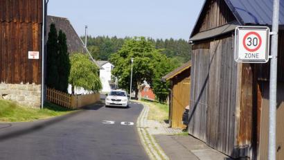 Bild: bkr
In Witzlasreuth selber sind bereits eine 30er Zonen ausgewiesen. Viele halten sich nicht daran und gefährden besonders Kinder. Die bestehende Zone wird nun ausgeweitet.