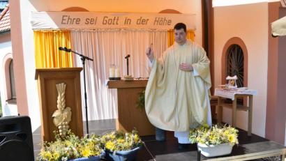 Bild: no
Kaplan Florian Frohnhöfer segnete am Ende des Kirchweihgottesdienstes die Kräuterbüschel.