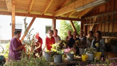 Archivbild: ld
Ein Foto aus jüngerer Zeit: Frauen des Missionsausschusses beim Binden der Krätersträuße und Kräuterkränze
