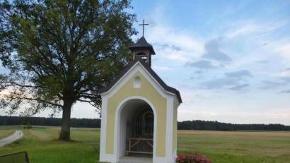 Bild: bk
Die Wolf`n-Kapelle an der Staatsstraße 2165 erstrahlt nach einer grundlegenden Renovierung in neuem Glanz.