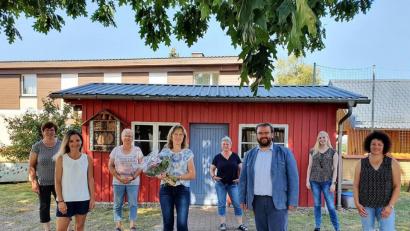 Bild: stg
Zum Abschied von Christa Kneidl (Vierte von links) hatten sich Bürgermeister Hans Walter, Kinderhaus-Leiterin Cindy Lautner (Zweite von links) sowie das gesamte Team eingefunden.