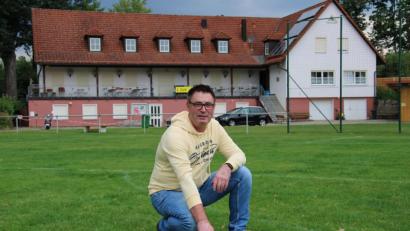 Bild: prh
Über die unappetitlichen Hinterlassenschaften von Hunden mitten auf den Spielfeldern muss sich derzeit nicht nur DJK-Vorsitzender Wolfgang Schwarz ärgern. Er appelliert an die Hundebesitzer, besser auf ihre Tiere aufzupassen.