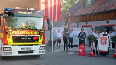 Bild: jma
Die beiden Pfarrer bei der Segnung des neuen Mittleren Löschfahrzeugs der Feuerwehr Hütten.