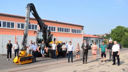 Bild: bnr
Im Beisein zahlreicher Gäste übergab Landrat Thomas Ebeling ein neues Einsatzfahrzeug an die Mitarbeiter des Kreisbauhofes in Nabburg.