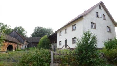 Bild: bey
Das nicht mehr bewohnte landwirtschaftliche Anwesen in Niederndorf soll nach dem Wunsch des Bauwerbers zu einer Seniorenwohngemeinschaft mit zehn Wohneinheiten umgebaut werden. Jetzt muss sich das Landratsamt dazu äußern.