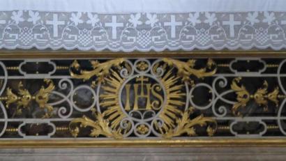 Bild: jzk
In einem Glasschrein unter der Altarmensa befindet sich die Reliquie des heiligen Primian, der auch als Stadtpatron von Kemnath verehrt wird.