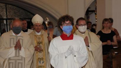Bild: kro
Der Bischof beim Einzug in die Kirche mit Stadtpfarrer und Regionaldekan Georg Flierl (links) und Kaplan Daniel Fenk.