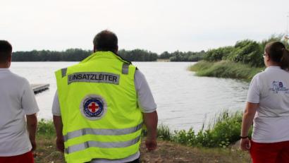 Bild: Thomas Dobler
Retter der Kreis-Wasserwacht bargen am Dienstagabend den leblosen Körper eines 71-jährigen Schwandorfers aus dem Klausensee im Süden der Großen Kreisstadt.