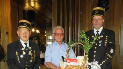 Bild: ksa
Zweiter Vorsitzender Georg Rubenbauer, Jubilar Hans Zangl und Vorsitzender Armin Kraus bei der Übergabe des Präsentkorbs.