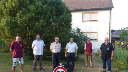 Bild: sne
Zahlreiche Gratulanten, darunter Bürgermeister Marcus Gradl und Vertreter der Reservistenkameradschaft Eschenbach, überbringen Walther Hermann (Dritter von links) Glückwünsche zum 80. Geburtstag. Im Bild der Jubilar mit (von links) Richard Landgraf (Reservisten), drittem Bürgermeister Udo Müller sowie (von rechts) Manfred Dörner (Krieger- und Soldatenkameradschaft), Stefan Wittmann (Stadtkapelle) und Bürgermeister Marcus Gradl.