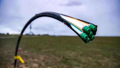 Bild: Sina Schuldt/dpa
In Pfreimd schreitet der Internetausbau voran. Bis 2023 soll es niemanden mehr geben, der sich mit weniger als 30 Mbit pro Sekunde zufrieden geben muss.