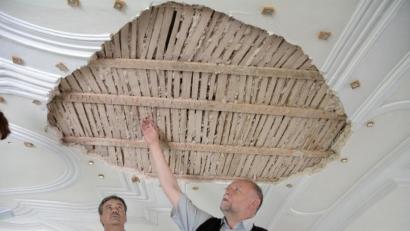 Bild: Gabi Schönberger
Architekt Roland Pflaum und Pfarrer Alfons Forster begutachten die Schäden am Deckengewölbe. Der Kostenrahmen für die Sanierung ist mittlerweile genehmigt. Die Zusage der Diözese über die Höhe eines Zuschusses steht noch aus.