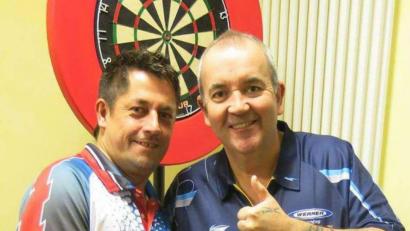 Bild: privat
Der 46-jährige Weidener Marco Götz (links) hat Phil „The Power“ Taylor (rechts) schon öfters getroffen. Am 20. November 2020 kommt der Engländer mit Raymond „Barney“ van Barneveld und zwei bekannten Überraschungs-Darts-Spielern nach Weiden.