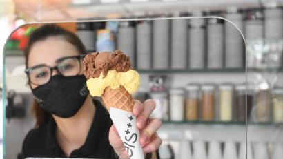 Bild: Gabi Schönberger
In der Eisdiele "Eis+++" in Weiden sind die Mitarbeiter schon auf einen Ansturm von großen und kleinen Schleckermäulern vorbereitet.