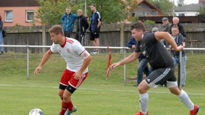 Bild: Gebert
Benjamin Lauton (links) ist der SpVgg Wiesau immer treu gewesen. Nur eine Saison kickte er für den Landesligisten FC Vorwärts Röslau.