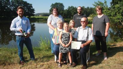 Bild: wro
Monika und Baptist Höfer feierten ihren 60. Hochzeitstag. Zum Jubiläum gratulierte das Urenkel-Zwillingspaar Mia (am Schoss von Monika Höfer) und Kim (links neben Baptist Höfer). Zudem kamen Glückwünsche von Tochter Jutta, Enkel Johannes, Tochter Erika und Zweitem Bürgermeister Michael Dutz.