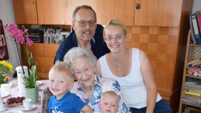 Bild: wku
Die Jubilarin Anna Merkl mit Sohn Michael, Enkelin Stefanie und den beiden Urenkeln Philipp und Johann