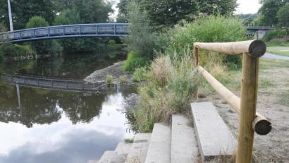 Bild: Gabi Schönberger
Holzabsperrung an der Naab in der Freizeitanlage.