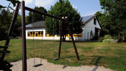 Bild: Stephan Huber
Der Hirschbacher Kindergarten in Eschenfelden soll saniert und erweitert werden, so dass insgesamt 25 Kindergarten- und 12 weitere Kinderkrippenplätze zur Verfügung stehen. Damit die Betreuungseinrichtung in ihrer Gemeinde bleibt, dafür haben sich die Einwohner von Hirschbach sogar mit einem Bürgerbegehren eingesetzt.